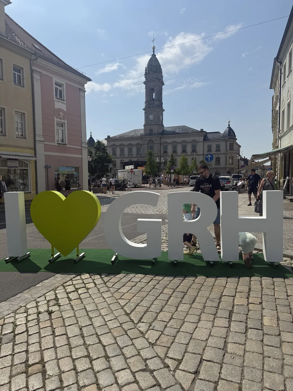 Großenhainer Innenstadt mit I love GRH Schriftzug und Rathaus im Hintergrund
