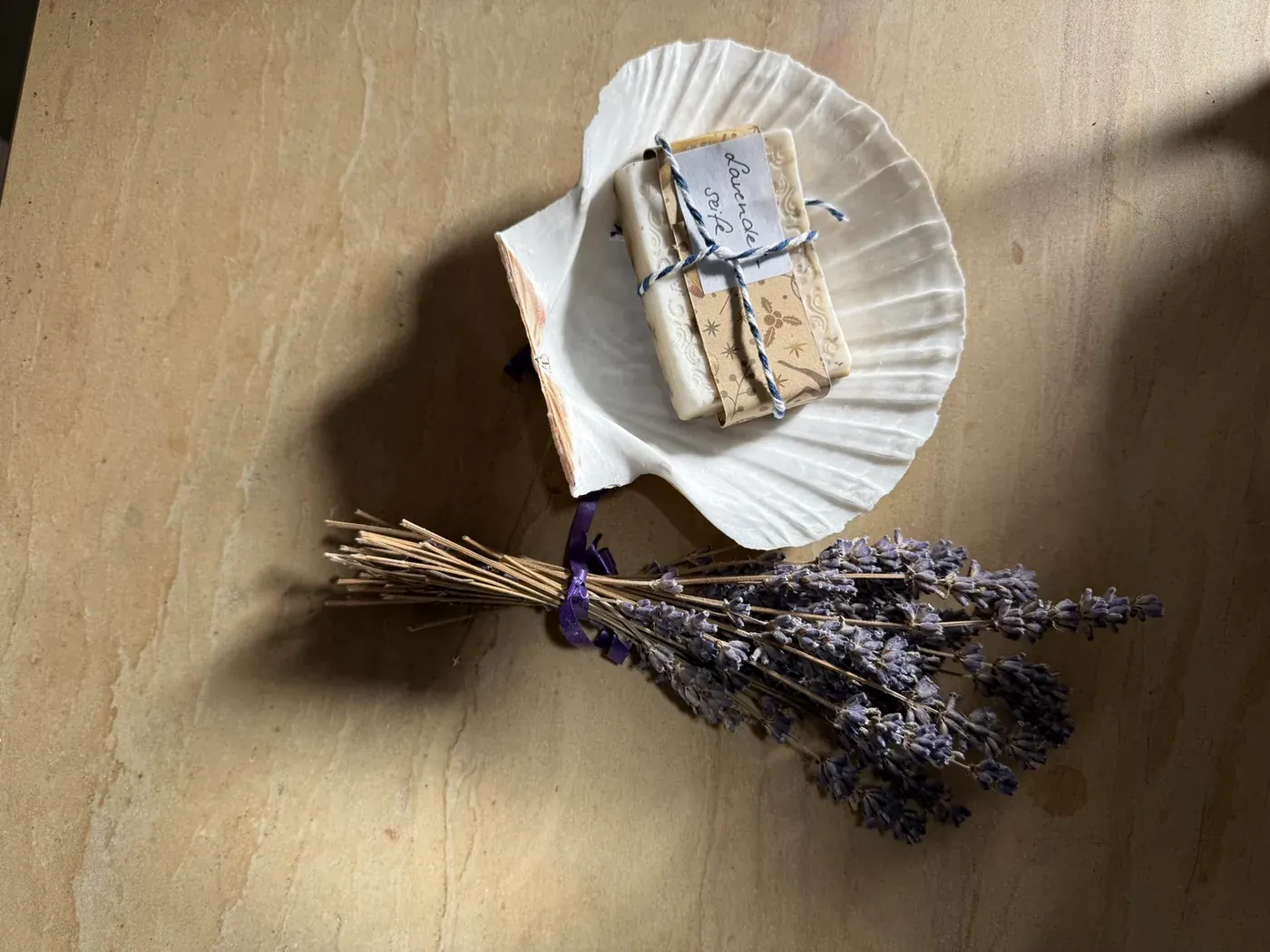 Jakobsmuschel mit Lavendelseife und Lavendel als Sinnbild für den Lila Faden in Großenhain